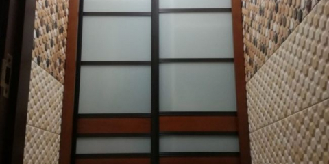 Síťové dveře do sanitární jednotky